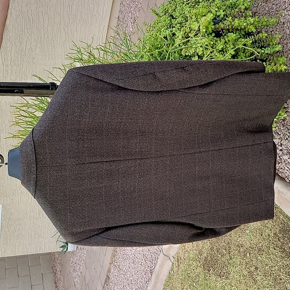Claiborne sport coat excellent condition S 44 Brown windowpane. - Picture 4 of 4